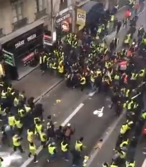 F­r­a­n­s­a­­d­a­k­i­ ­p­r­o­t­e­s­t­o­l­a­r­d­a­ ­e­y­l­e­m­c­i­l­e­r­ ­l­ü­k­s­ ­a­r­a­ç­l­a­r­ı­ ­y­a­k­t­ı­